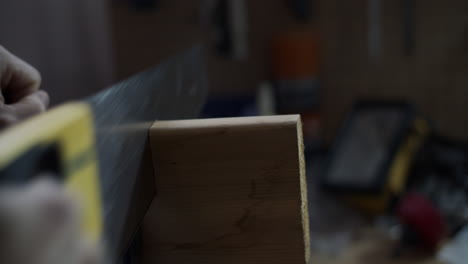 artesano en un taller en casa. 4k