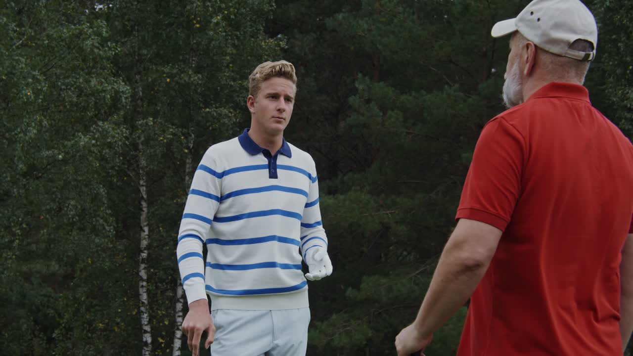 대화하는 골퍼들