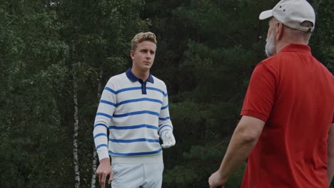 jugadores de golf en conversación