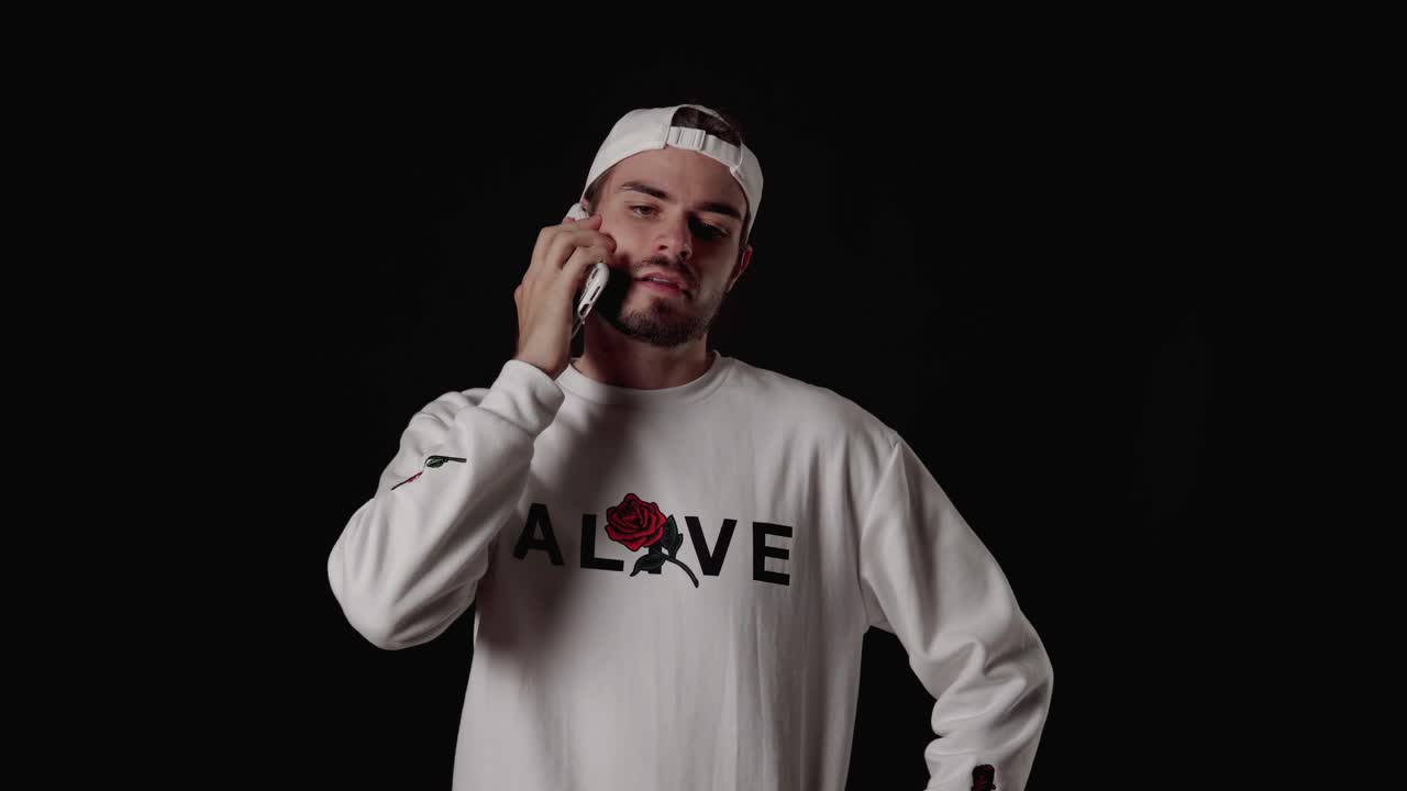 넓고 검은 배경의 전화를 검색하고 응답하는 트렌디한 20대 남성