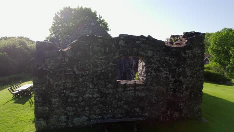 una ruina de la iglesia disparada en una mañana de verano