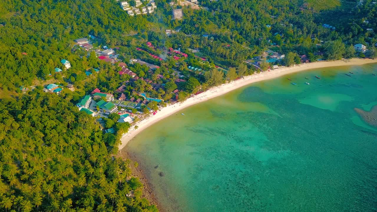 Volando sopra la bellissima spiaggia di Haad Salad, sull'isola di Koh Phangan, Thailandia.