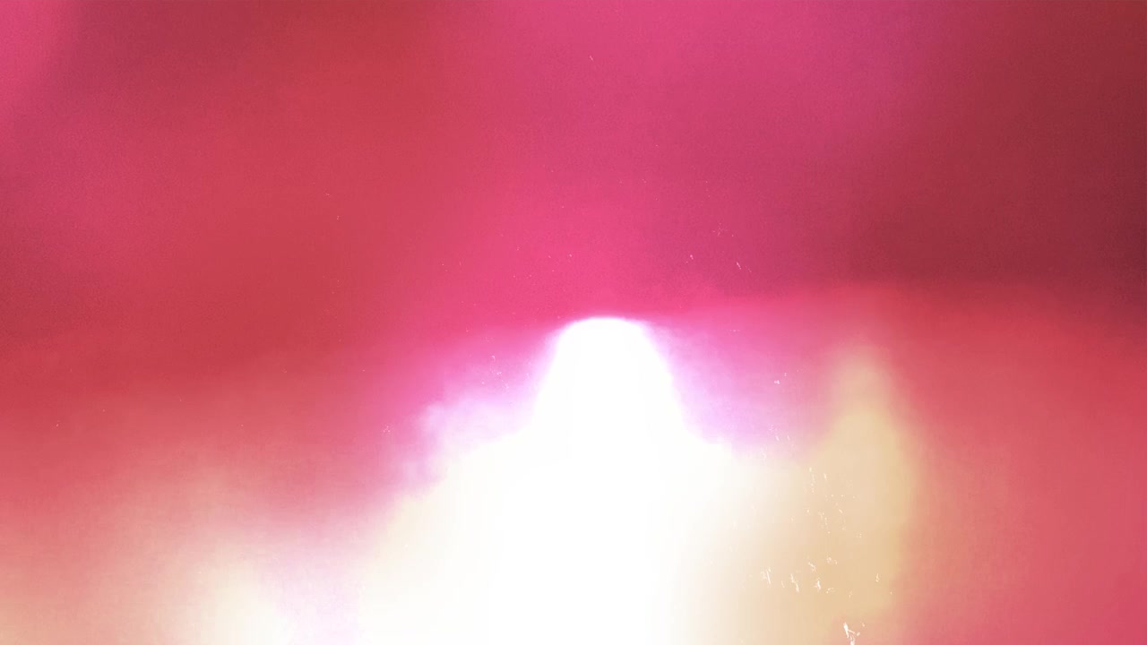 Fughe di luce astratte rosse e rosa con texture a grana di pellicola