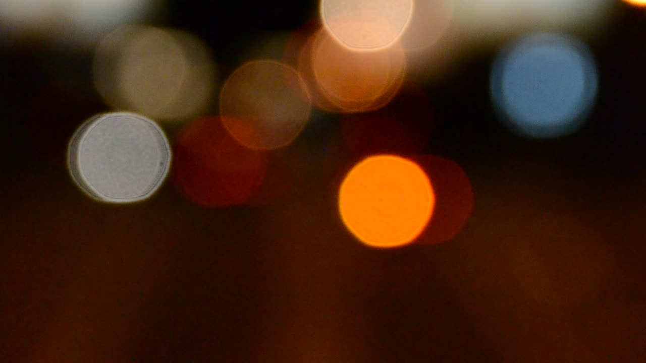 Luci sfocate di una strada di notte