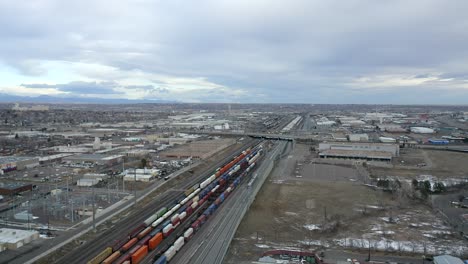 vista aérea del tren de transporte en denver