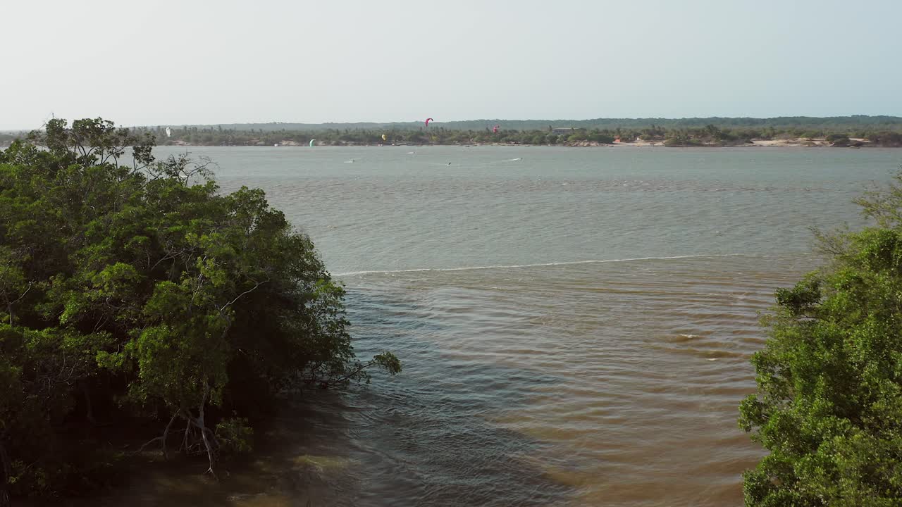 aéreo: kitesurf en el delta del río parnaiba, norte de brasil