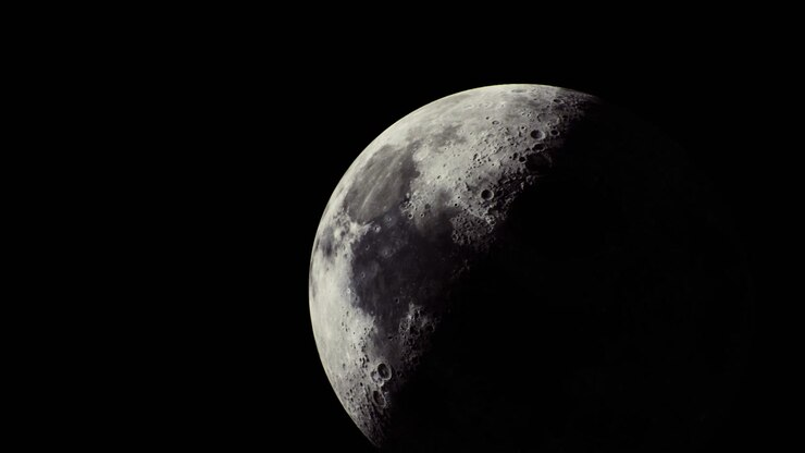 Lua crescente cativante iluminando o céu noturno com sombra misteriosa.