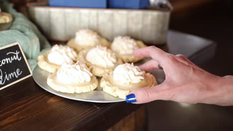 Die-Hand-Einer-Person,-Die-Sich-Köstlichen-Zuckerkeksen-Auf-Dem-Teller-Hingibt