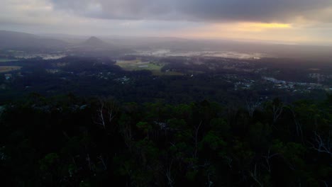 Vista-Aérea-Del-Monte-Tinbeerwah-Cerca-Del-Interior-De-Noosa-En-La-Niebla-Del-Atardecer-En-Queensland,-Australia