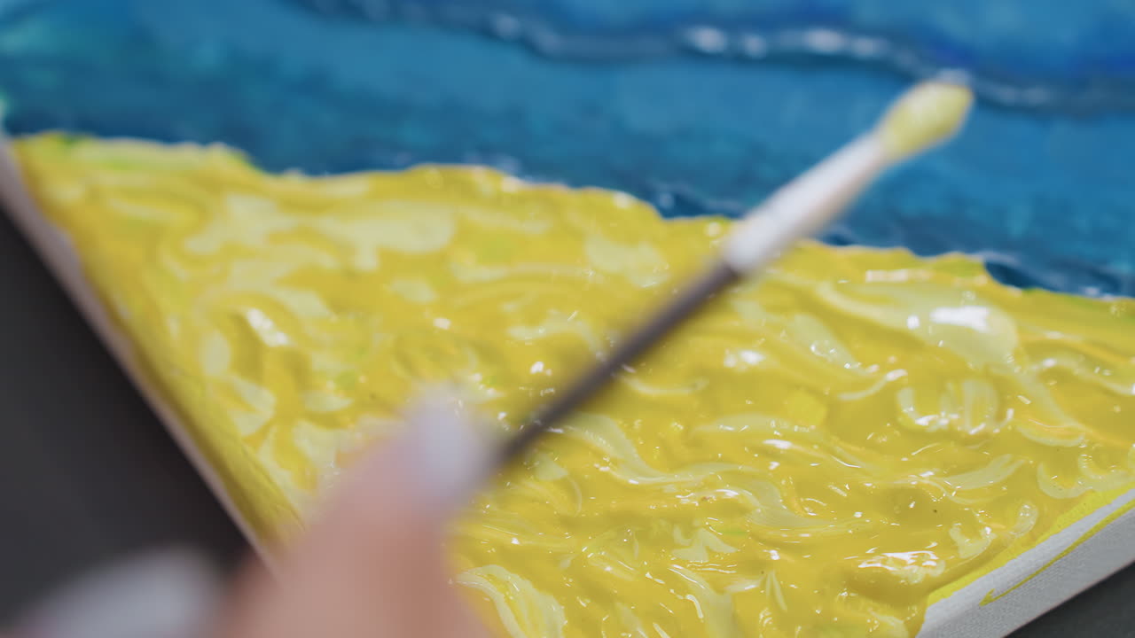 디테일한 텍스처의 브러시워크, 캔버스 위의 노란색 텍스처 스트로크, 밝은 빛 아래 두꺼운 물감 자국, 촉각적인 해변에서 영감을 받은 예술적 표현을 강조하는 꼼꼼한 표현