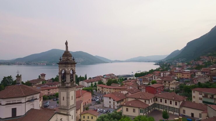 Aereo, strutture calcistiche, proprietà di quartiere, posizione sul lago