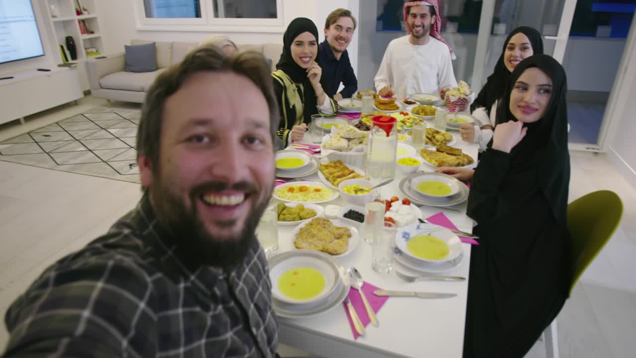 la familia islámica halal de comer y beber