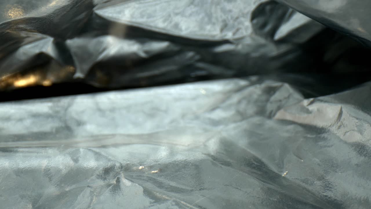 하단 레이어가 프레임의 2/3를 채우는 밝은 은박지에서 떼어냄