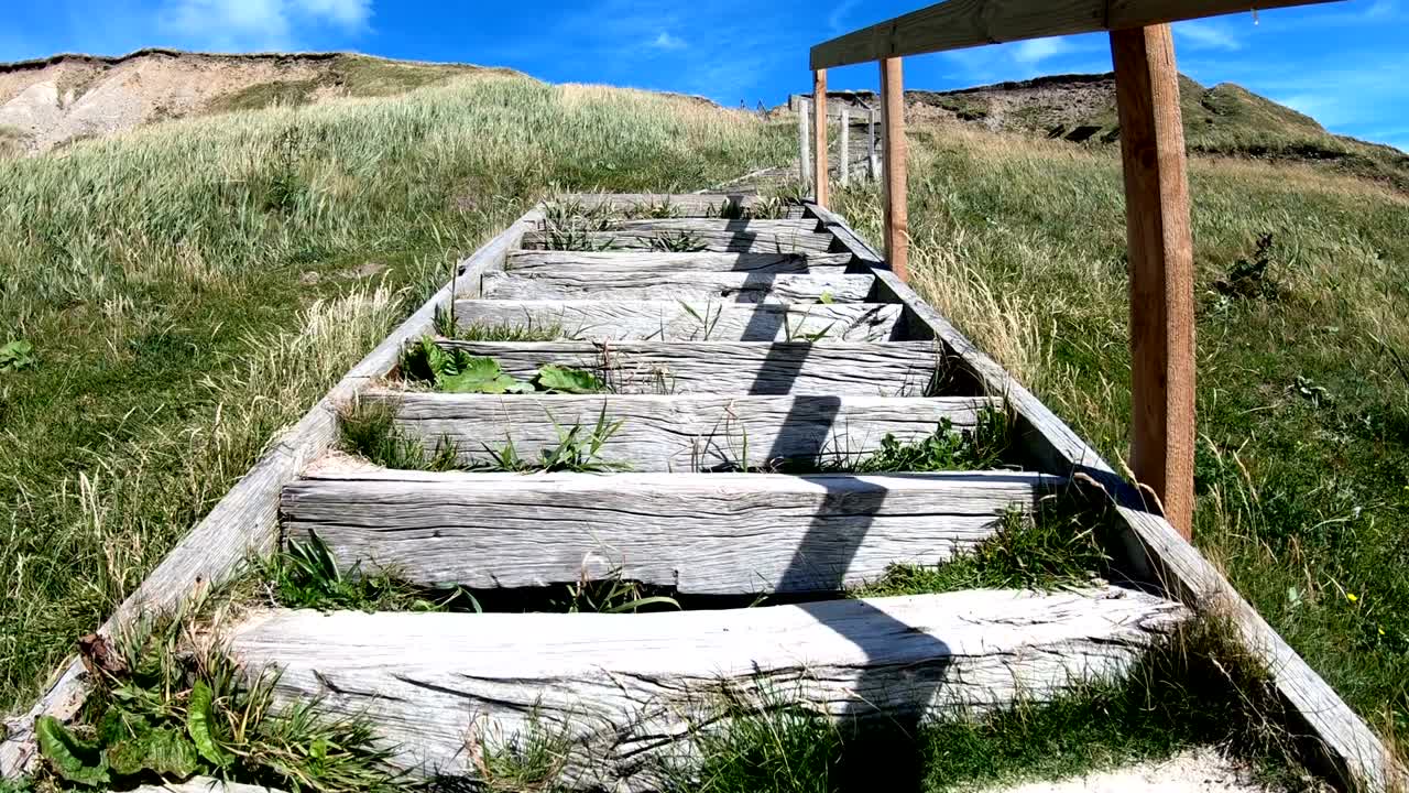escaleras en las dunas de arena con hierba de duna, bovbjerg, mar del norte, dunas de senderismo, protección de diques, jutlandia, dinamarca, 4k