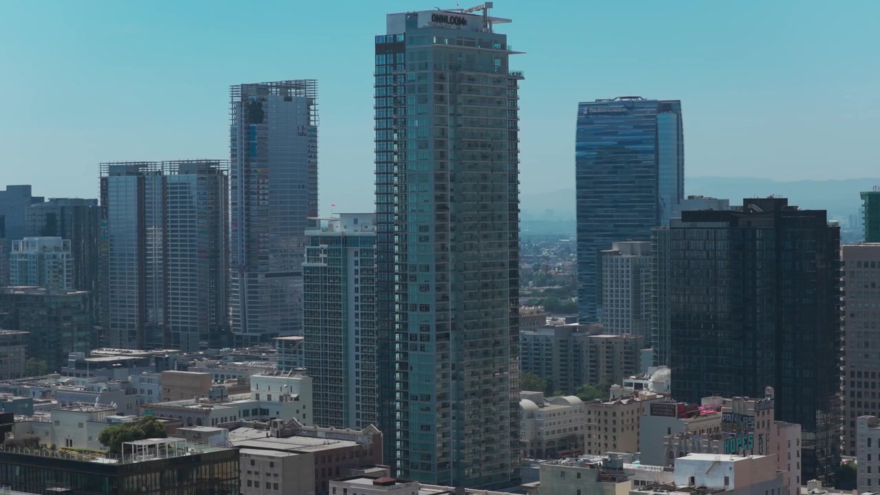 Tomada aérea panorâmica com teleobjetiva de arranha-céus no centro de Los Angeles, Califórnia. 4K