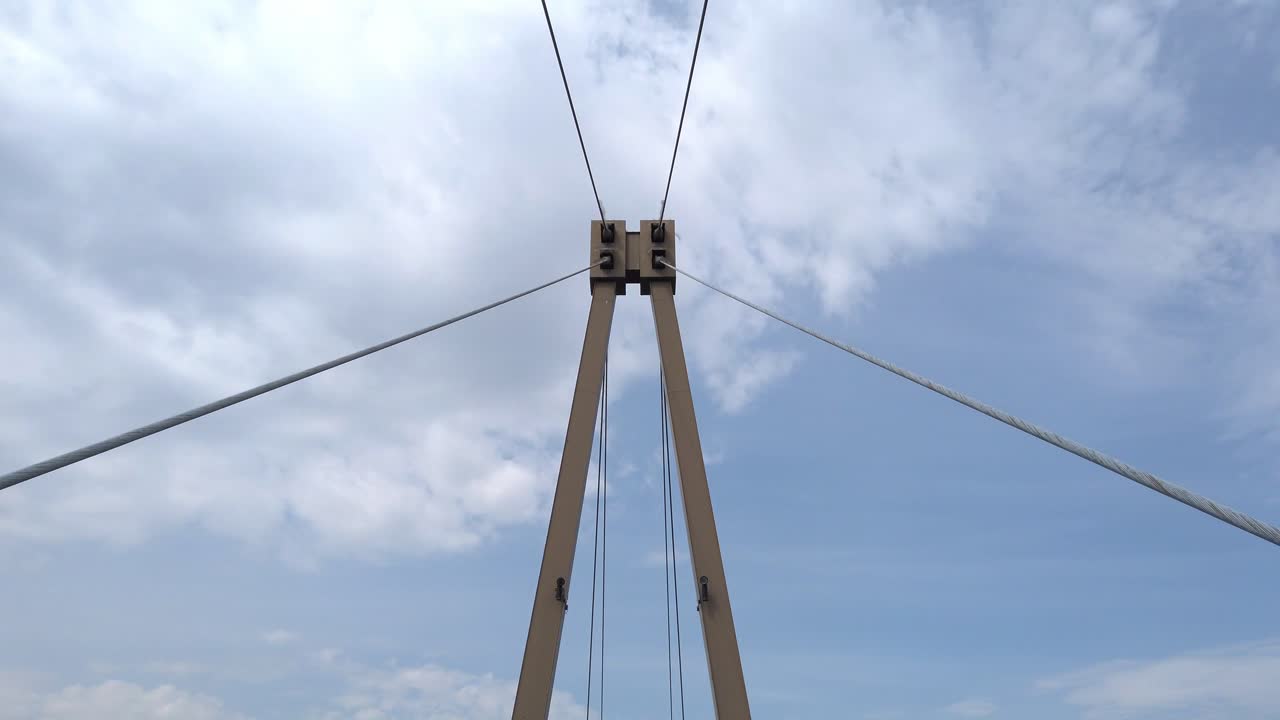 공원 틸트 캘거리 앨버타 캐나다에서 강과 도로에 교수형 다리