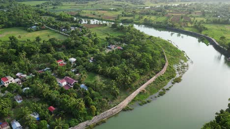 Vista-Aérea-De-Casas-Residenciales-Cerca-Del-Río-Pajo-En-Virac,-Catanduanes,-Filipinas.