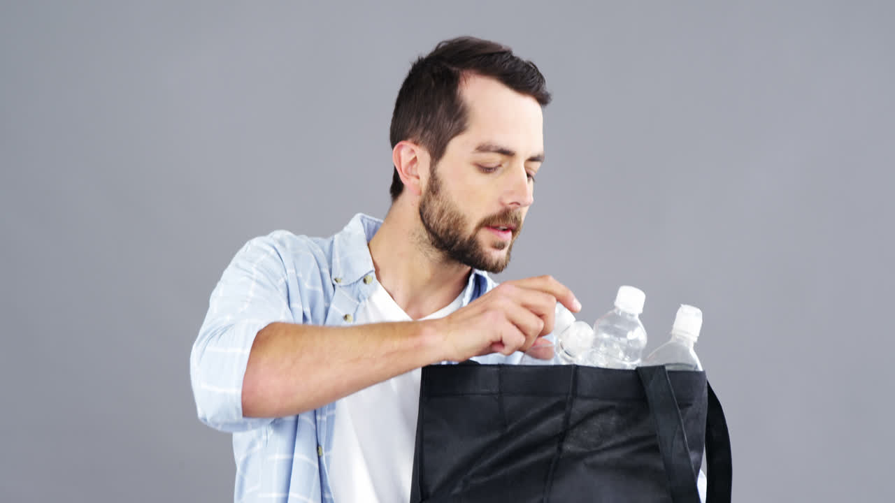 병 을 담은 가방 을 들고 있는 사람