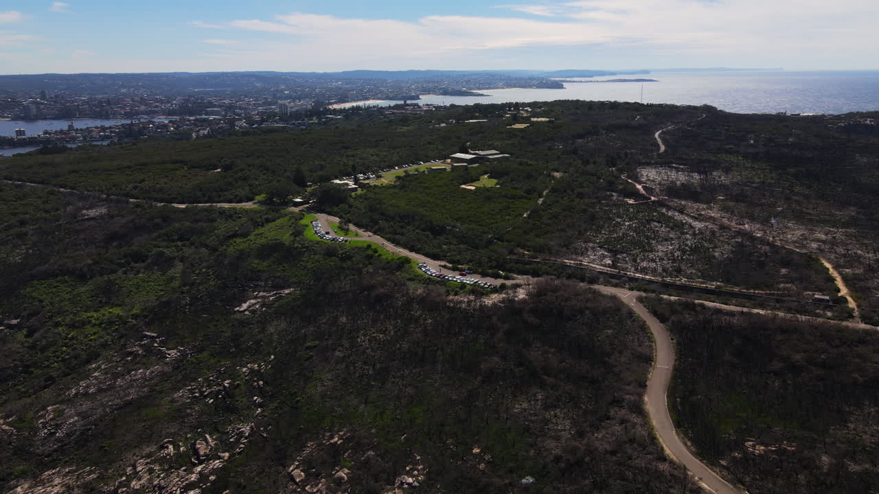 시드니 하버 입구 호주 부시와 바다 위의 높은 드론 샷