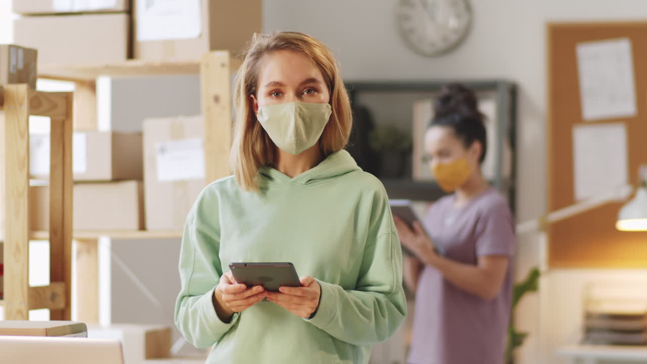 가정 사무실 에서 일 하는 여자