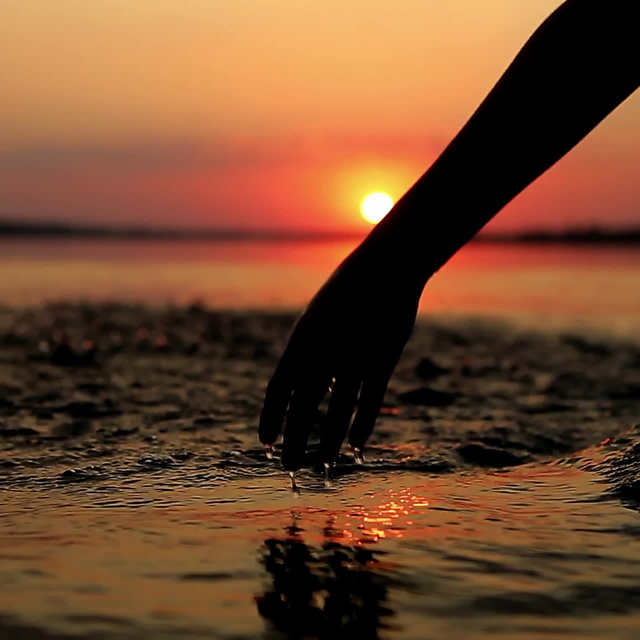 niño jugando con un barco de papel