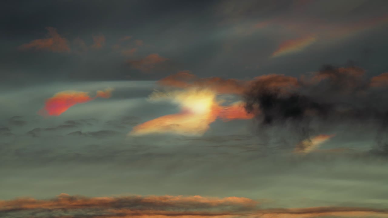brillantes nubes nacaradas detrás de nubes oscuras en los cielos