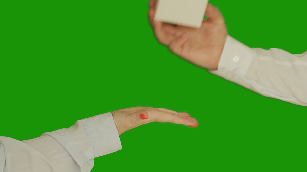 남자가 여자에게 활이 있는 상자를 준다.