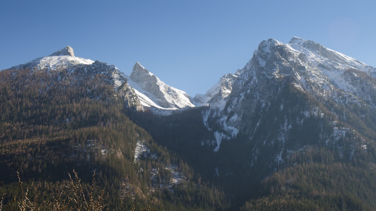 Punggung Pegunungan Berbatu Bersalju di Area Hintersee di Ramsau, Jerman. Rekaman Lebar
