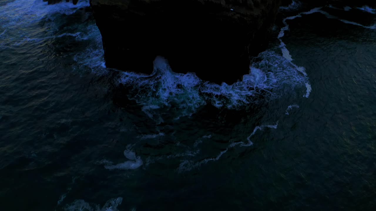 el dolly aéreo se inclina hacia arriba desde los acantilados de la cabeza del bucle, revelando el letrero y el faro