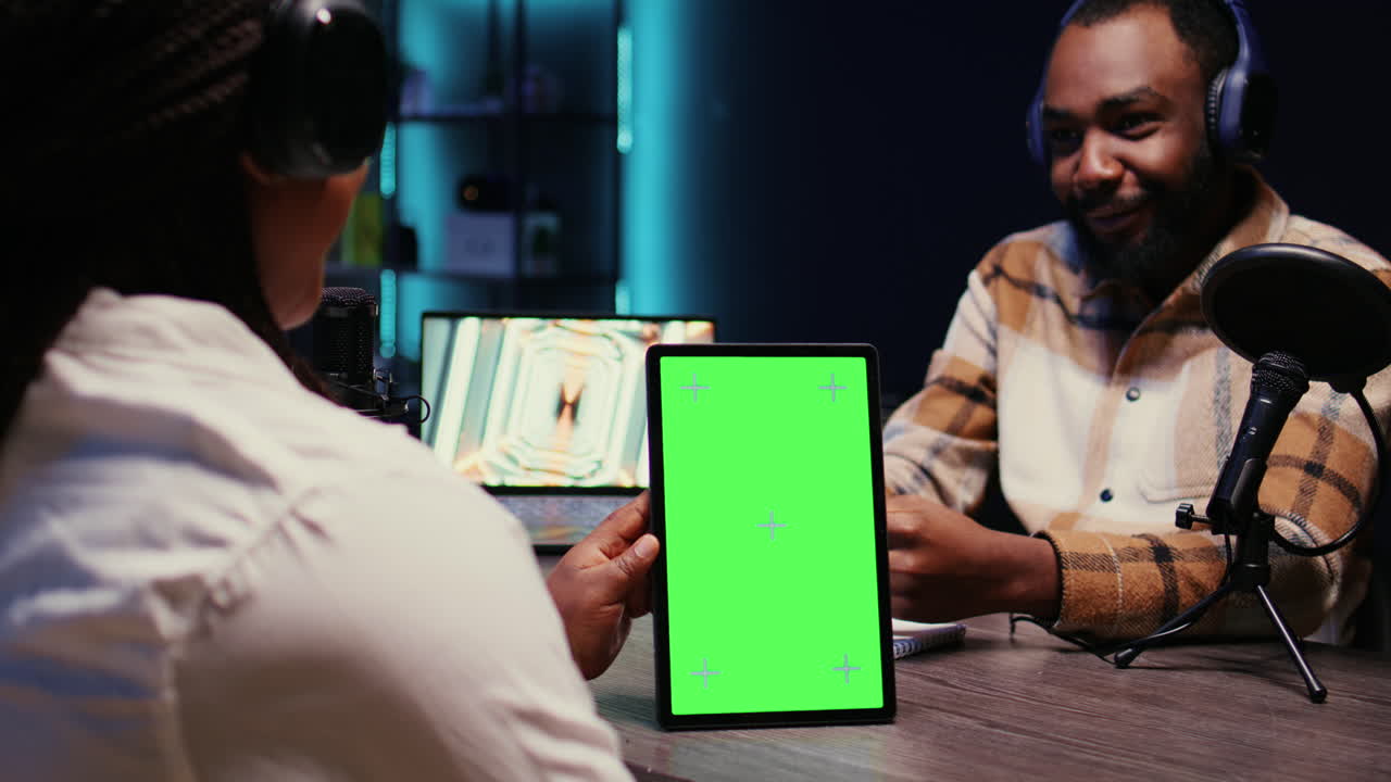 tableta de maquillaje utilizada por influencers para grabar podcasts