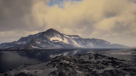 Mit-Eis-Bedeckte-Berge-In-Der-Antarktischen-Landschaft