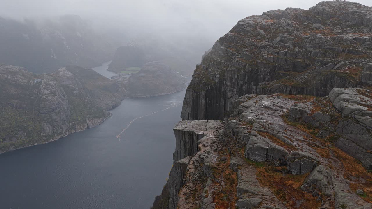 Droneudsigt over Preikestolen klippeafsats med naturskøn fjordbaggrund
