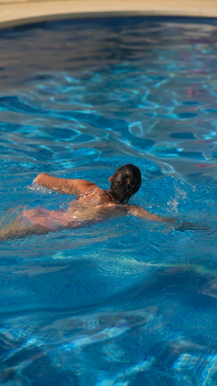 Wanita Berenang di Kolam Renang