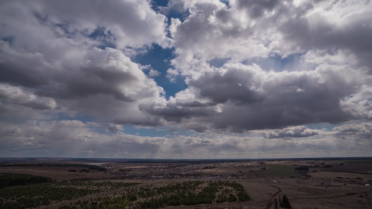 cielo azul nubes blancas fondo lapso de tiempo. hermoso tiempo en el cielo nublado. belleza de color brillante, luz en la naturaleza de verano. abstracto esponjoso, hinchado paisaje de nubes en el tiempo de lapso de aire. bucle de video