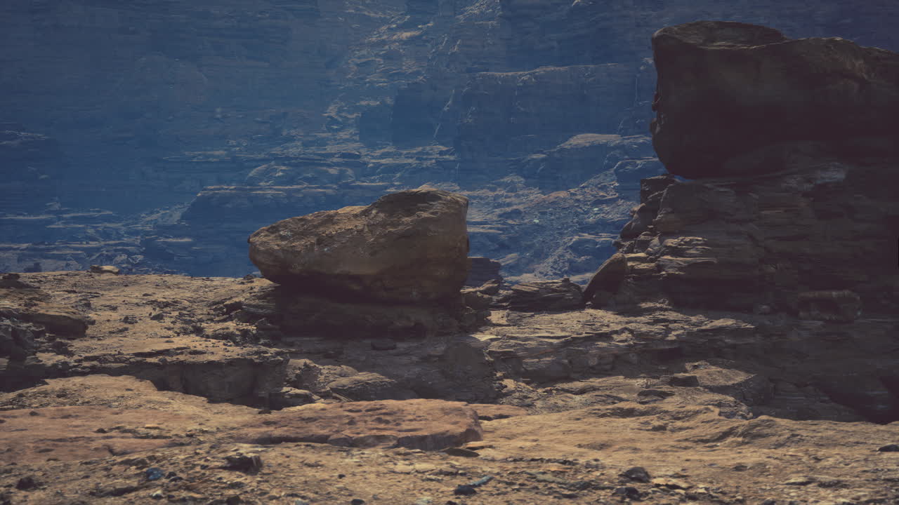높은 바위 형태 를 가진 거친 사막 풍경