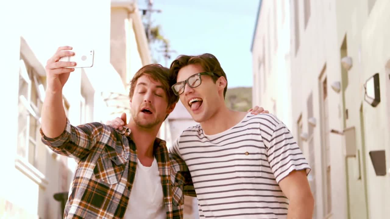 웃는  ⁇ 스터 친구들이 셀카를 찍고 있습니다.