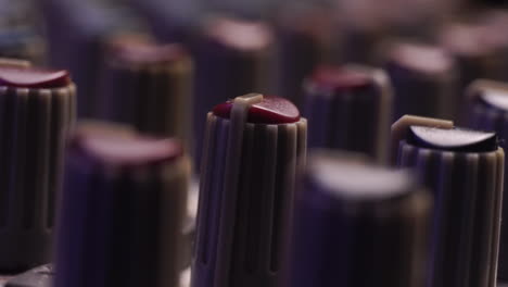 fijación de la frecuencia del sonido movimiento de ganancia de audio nivel arriba en la consola de mezcla, macro de cerca