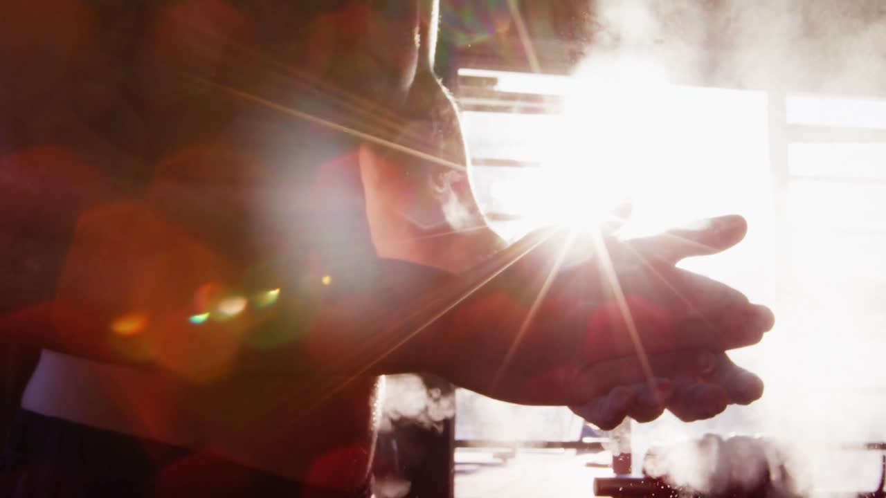 크레이드 파우더로 손을  ⁇ 는 남자의 중간 섹션