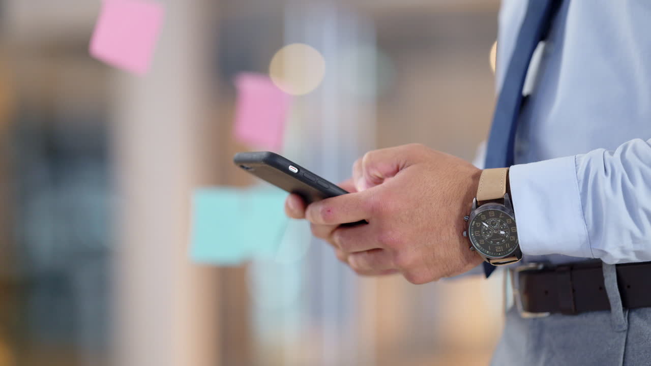 hombre de negocios enviando un correo electrónico en su teléfono