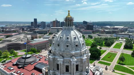 Edificio-Del-Capitolio-De-Minnesota-Con-San-Pablo,-Mn-Horizonte-En-El-Fondo-En-Un-Brillante-Día-De-Verano