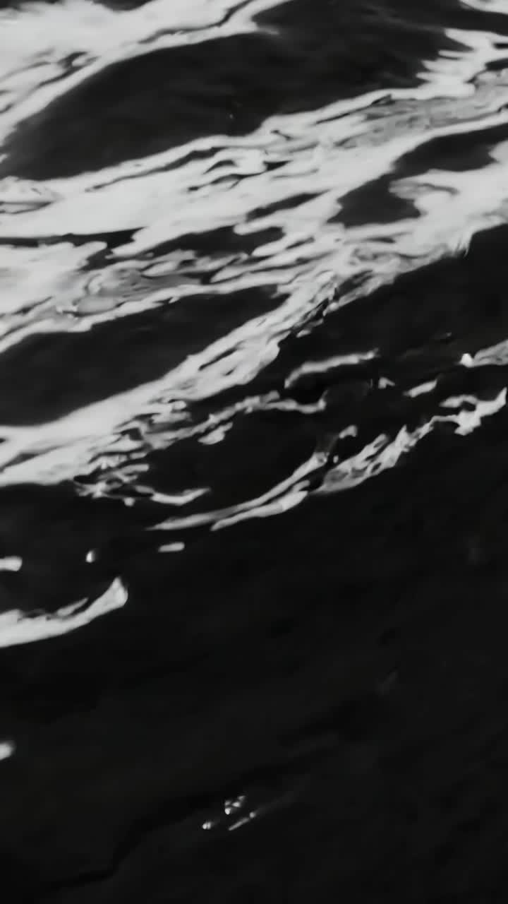 Video astratto di una superficie acquatica con onde increspate, ripreso da un angolo zenitale
