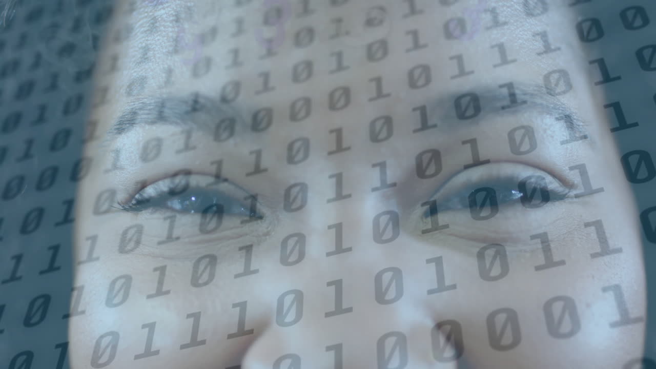 анимация двоичной кодировки обработки данных над смеющейся бизнес-женщиной.