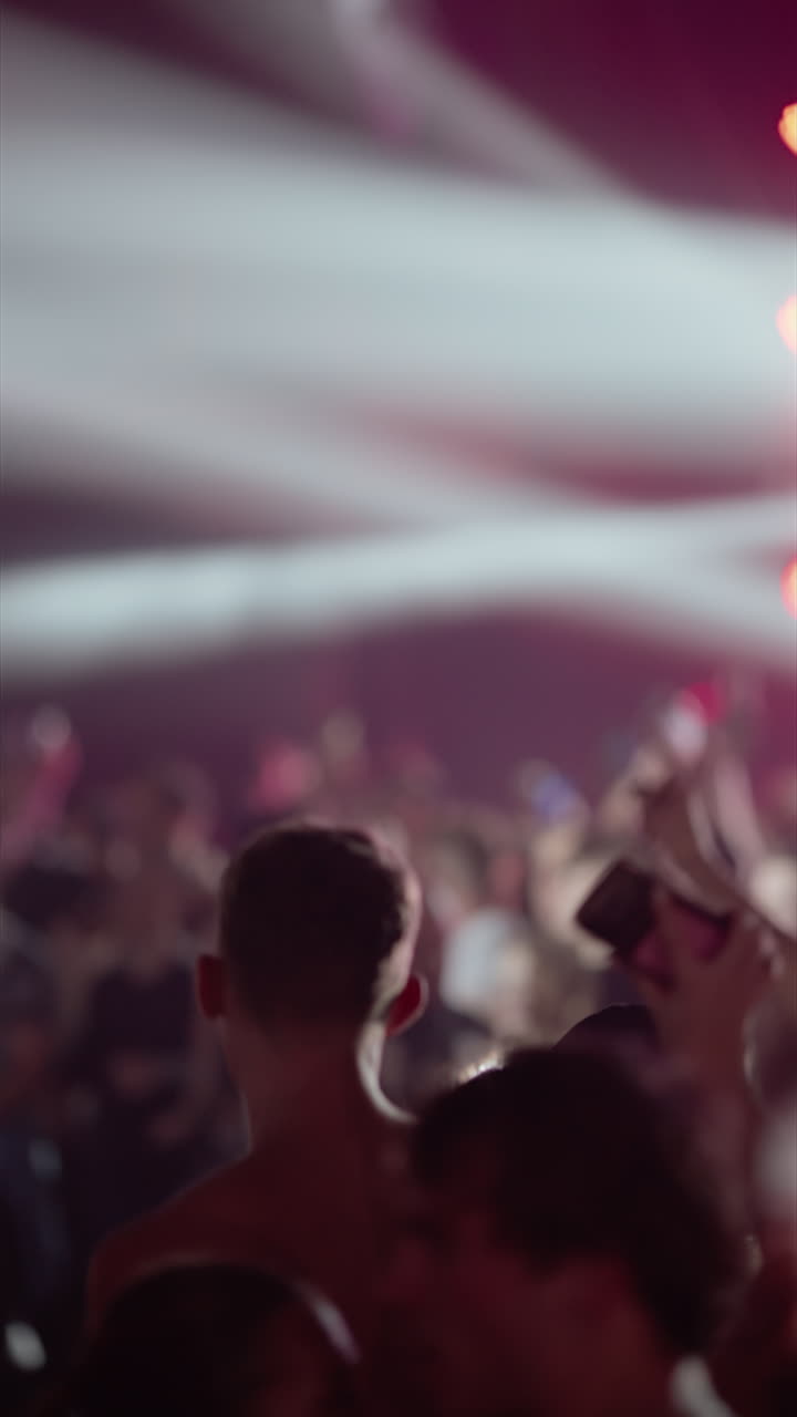 Folla sfocata di persone a un vivace concerto o festa