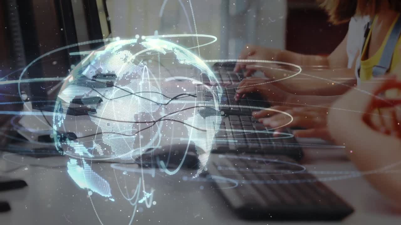 animación del procesamiento de datos y el globo sobre un grupo diverso de escolares que usan computadoras