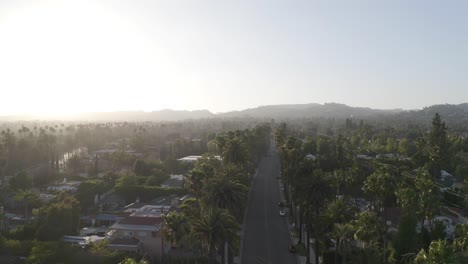 Hermosa-Toma-Aérea-De-La-Calle-Beverly-Hills-Durante-La-Puesta-De-Sol