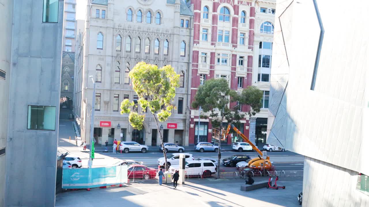 도시 멜버른에서 사람과 차량