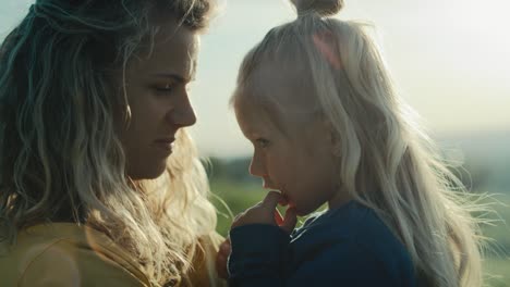 Mamá-Con-Hija-Pequeña-Uniéndose-Y-Pasando-Tiempo-Juntas-En-El-Prado.