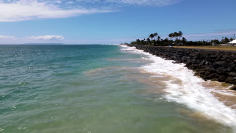 Rápido-Zoom-Aéreo-Sobre-Olas-Rompiendo-Contra-Rocas-En-La-Costa-Sur-De-Kauai