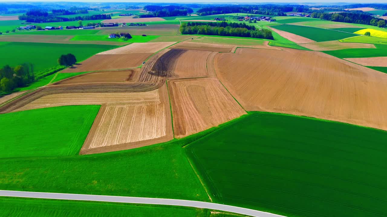 vista aérea de campos agrícolas con manchas verdes y marrones en el campo