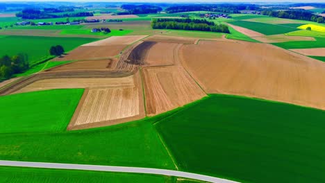 Vista-Aérea-De-Campos-Agrícolas-Con-Manchas-Verdes-Y-Marrones-En-El-Campo.